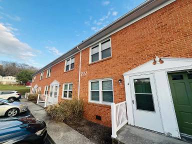 Main picture of 722 Roanoke St E