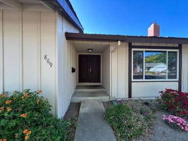 Main picture of 869 Saint John Cir