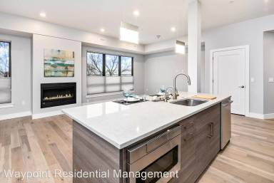 Main picture of 880 W River St