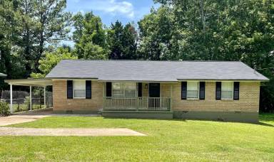 Main picture of 8195 Queens Dr