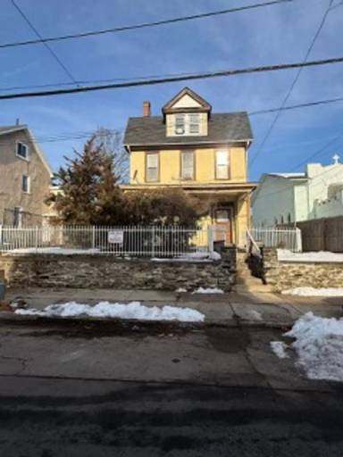 Main picture of 321 E Price St