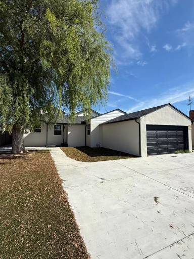 Main picture of 10214 Omelveny Ave