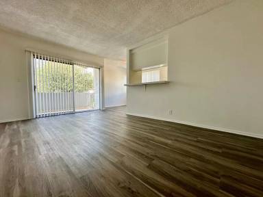 Main picture of 2523 Rockefeller Ln