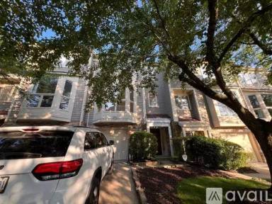 Main picture of 9 Taverngreen Ct