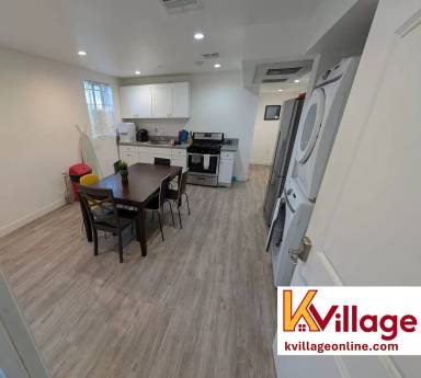Main picture of 1528 W 36th Pl