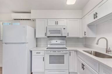 Main picture of Four Palms Apartments
