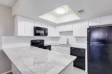 Main picture of 2149 E 10th St