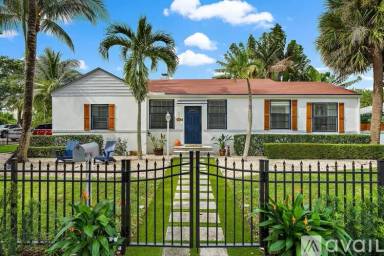 Main picture of 3201 Poinsettia Ave