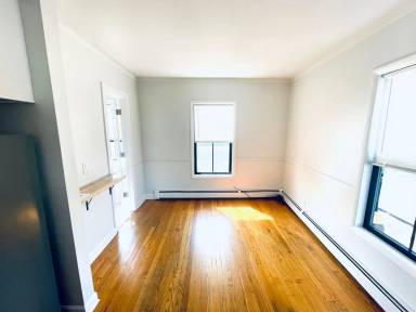 Main picture of 83 Monmouth St