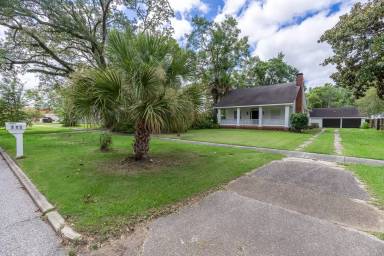 Main picture of 215 W Jessamine Ave
