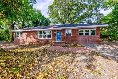 Main picture of 1557 N Great Neck Rd