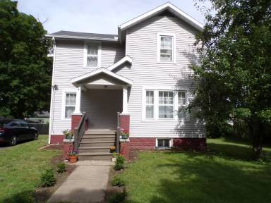 Main picture of 105 Budlong St