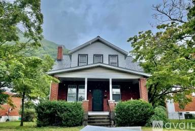 Main picture of 761 Arbutus Ave SE