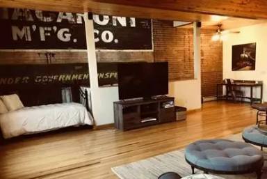 Main picture of 106 Railroad St
