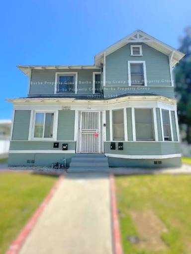 Main picture of 702 E 7th St
