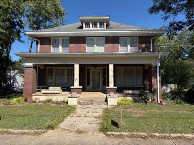 Main picture of 305 E Lytle St