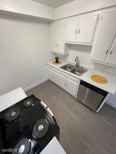 Main picture of 5222 Hermitage Ave