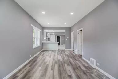 Main picture of 915 W 123rd St
