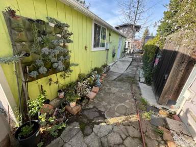 Main picture of 210 Lone Oak Ave