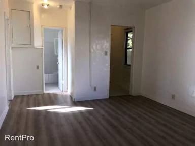 Main picture of 746 1/2 N Ridgewood Pl