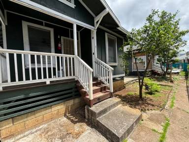 Main picture of 260 N School St