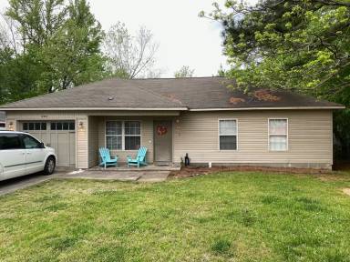 Main picture of 406 W Cherry St