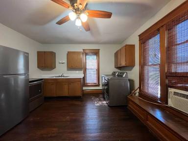Main picture of 304 S Lake St