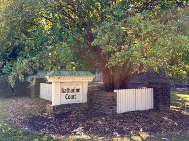 Main picture of 303 Katharine Ct W