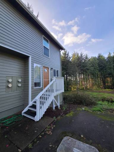 Main picture of 131 SE Ainslee Ave