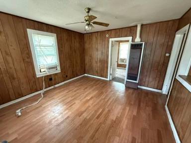 Main picture of 1124 N Eisenhower Dr