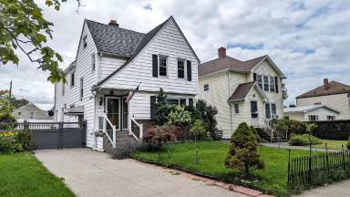 Main picture of 81 Knox Ave