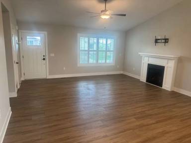 Main picture of 3304 NE 6th Ln