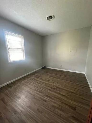 Main picture of 1324 E Adams St