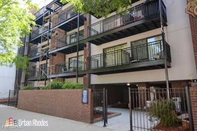 Main picture of 1220 N La Salle Dr