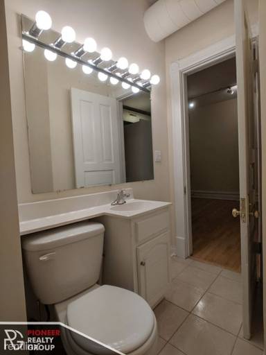 Main picture of 3521 N Wilton Ave