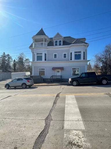 Main picture of 601 N 47th Ave E