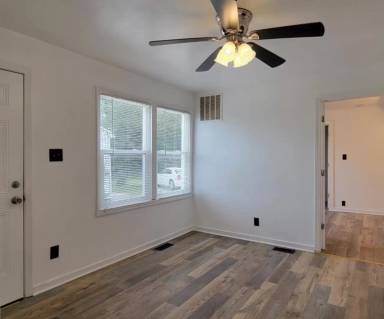 Main picture of 411-415 Railroad St