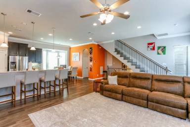 Main picture of 5812 England St