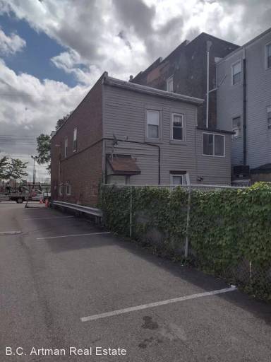 Main picture of 70 S 12th St