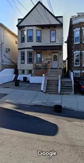 Main picture of 215 Manhattan Ave