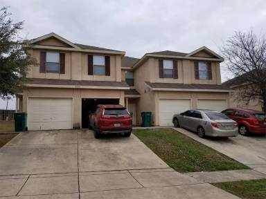 Main picture of 10818 Mathom Lndg