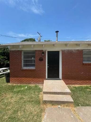 Main picture of 2825 1/2 SW 33rd St