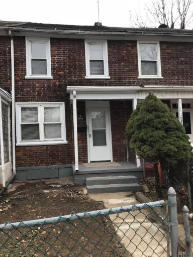 Main picture of 1090 S Common Rd