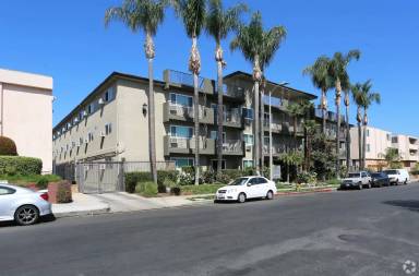 Main picture of 5415 Newcastle Ave
