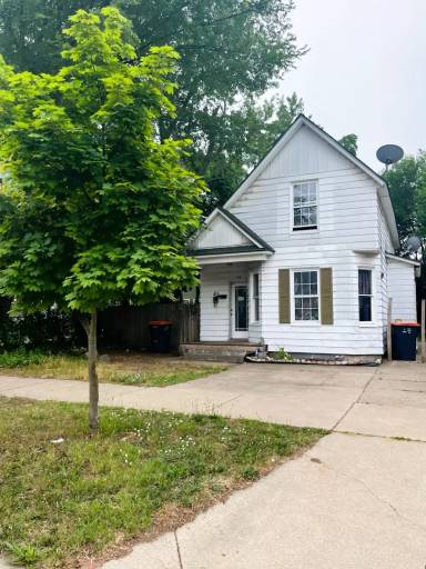 Main picture of 176 1/2 W 14th St