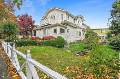 Main picture of 332 17th Ave E