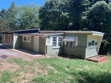 Main picture of 18 White Horse Road Ext