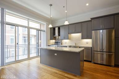 Main picture of 1045 W Monroe St