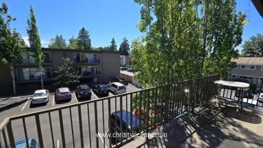 Main picture of 11010 NE 68th St