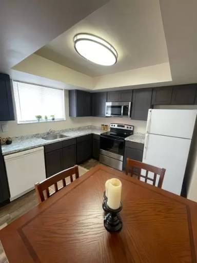 Main picture of 401 W Broadway St